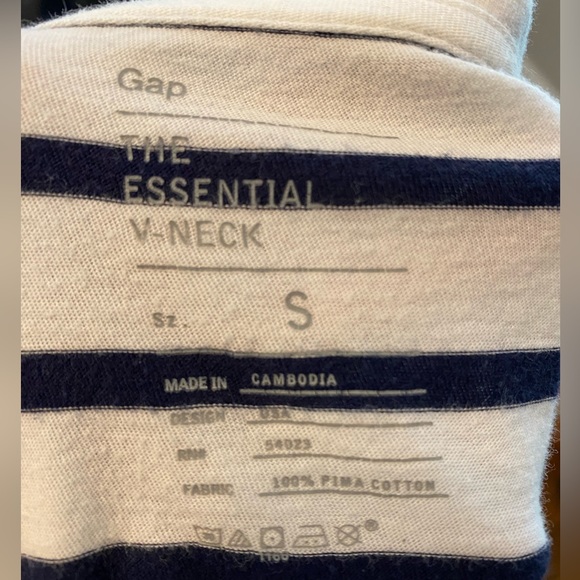 Gap The Essential V-neck Striped Tee - Picture 6 of 8